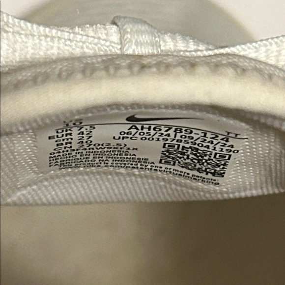 Nike Air 27C White Sneaker. Size 10. Excellent preowned condition. - Picture 9 of 10